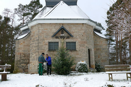 Weihnachtsbaum an der Weingartenkapelle